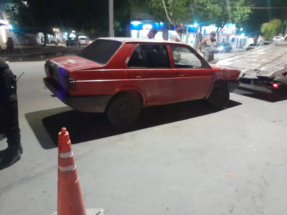 Dobló en U, chocó un auto y terminó en el hospital. 
