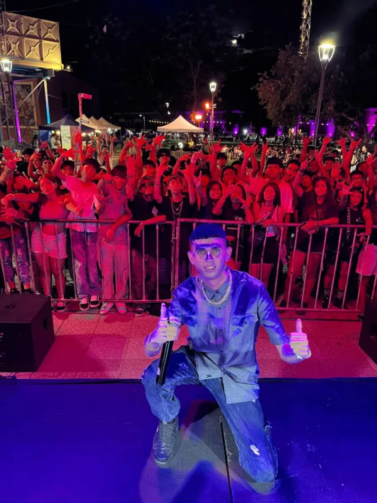 Hernán MC, el cantante sanjuanino de RKT, presenta su nuevo sencillo: "Se hace de noche RMX". 