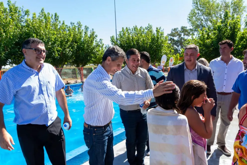 Actividad. Como miembro del orreguismo, el concejal Olivera (a la izquierda) se ha mostrado con los funcionarios provinciales que han visitado el departamento, como el ministro Carlos Platero, quien se reunió con el intendente Castro.