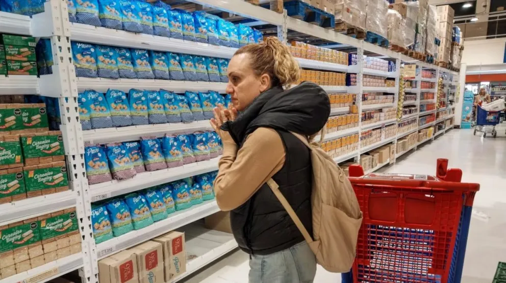 Empresarios reclaman al gobierno de Milei acelerar la reducción de impuestos para mejorar la competitividad en el mercado.