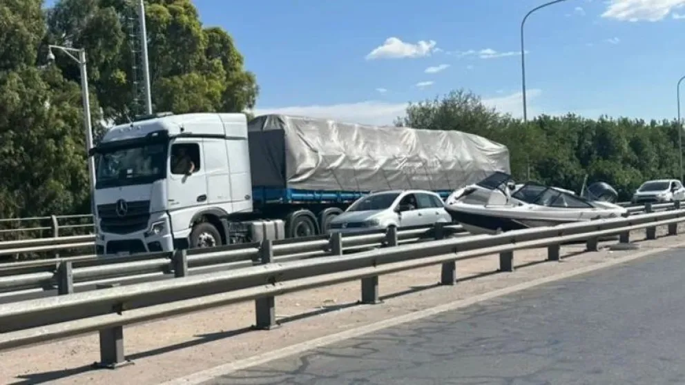 Una lancha se desenganchó y quedó en medio del anillo interno de la Circunvalación 
