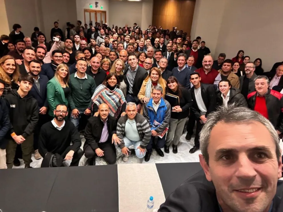 Respaldo. Martín Menem, presidente de la Cámara baja, se sacó una selfie durante la visita que hizo con Karina Milei a San Juan para la conformación del partido La Libertad Avanza. La hermana del presidente es la armadora política.