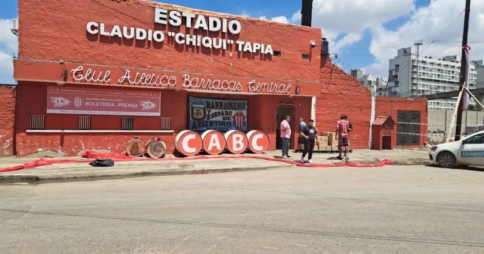 Patriarca. Así es el frente del actual estadio de Barracas Central, que lleva el nombre del presidente sanjuanino de AFA y es mandamás de la instititución.
