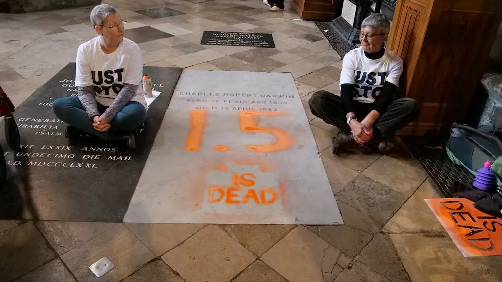 Activistas vandalizan la tumba de Charles Darwin en protesta climática. 