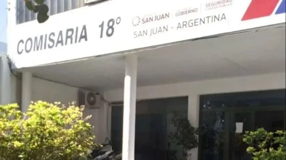 Dos policías protagonizaron una pelea frente a los presos y terminaron siendo trasladados. 