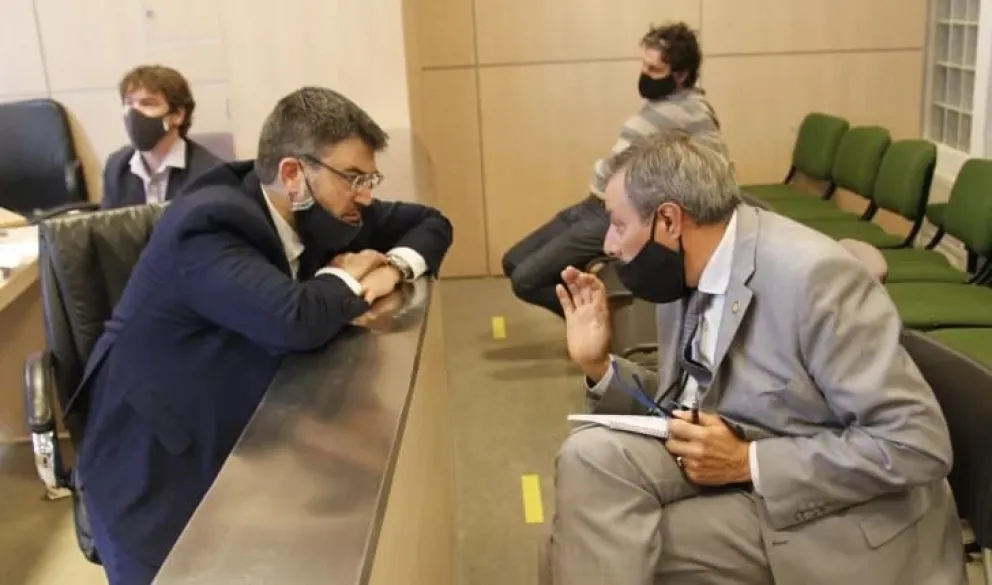 Carrera. Andres Noguera, a la izquierda, en el juicio en el que actuó como defensor del exrector de la UNSJ, Oscar Nasisi. El abogado fue secretario de Hacienda y vice del EPSE.