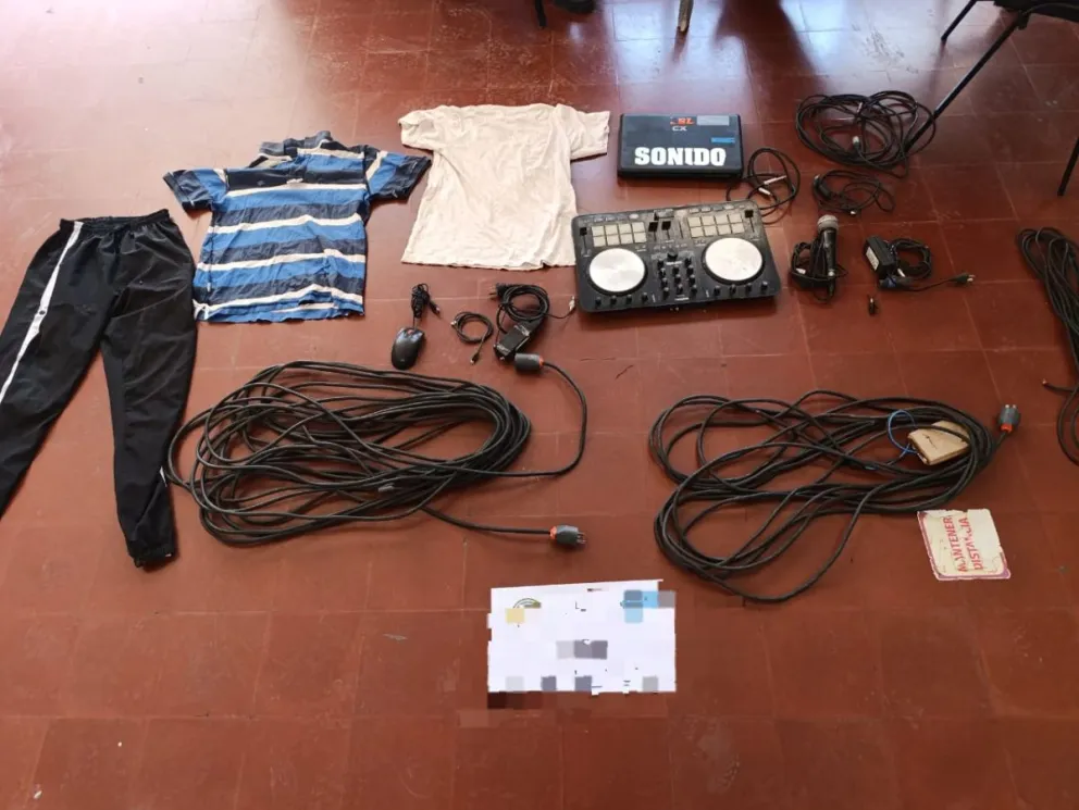 Detuvieron a un ladrón que intentó escapar con dinero y efectos de sonido. 