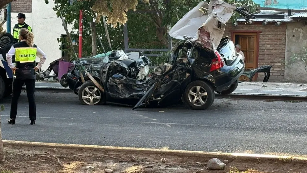 Tragedia en Mendoza: tras el choque de un auto contra un árbol, cuatro jóvenes murieron
