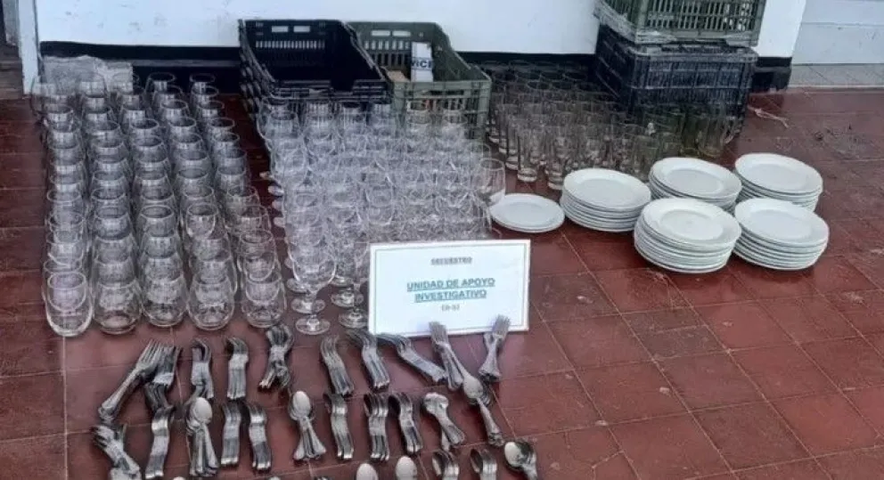 El botín. Los objetos recuperados por la Policía en dos allanamientos realizados en el asentamiento Pedro Echagüe.