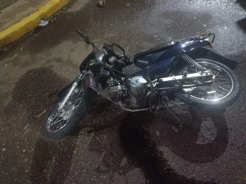 Dos motos chocaron en Rawson y terminaron en el hospital con lesiones.
