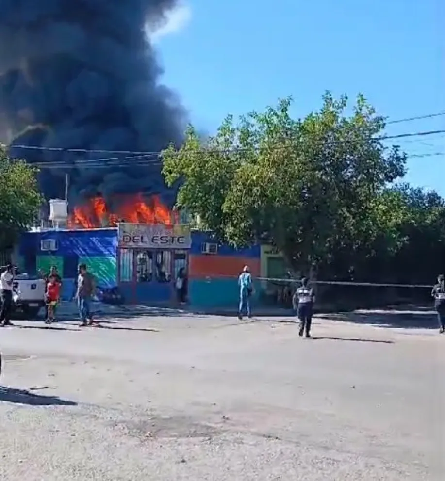 Un voraz incendio se desató en una distribuidora en Caucete