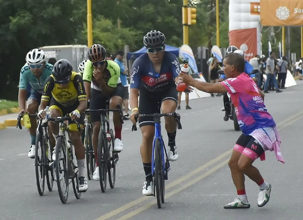 El Tour del Sol arrancó con todo este jueves en Santa Lucía (Foto gentileza - Deportes al Plato)