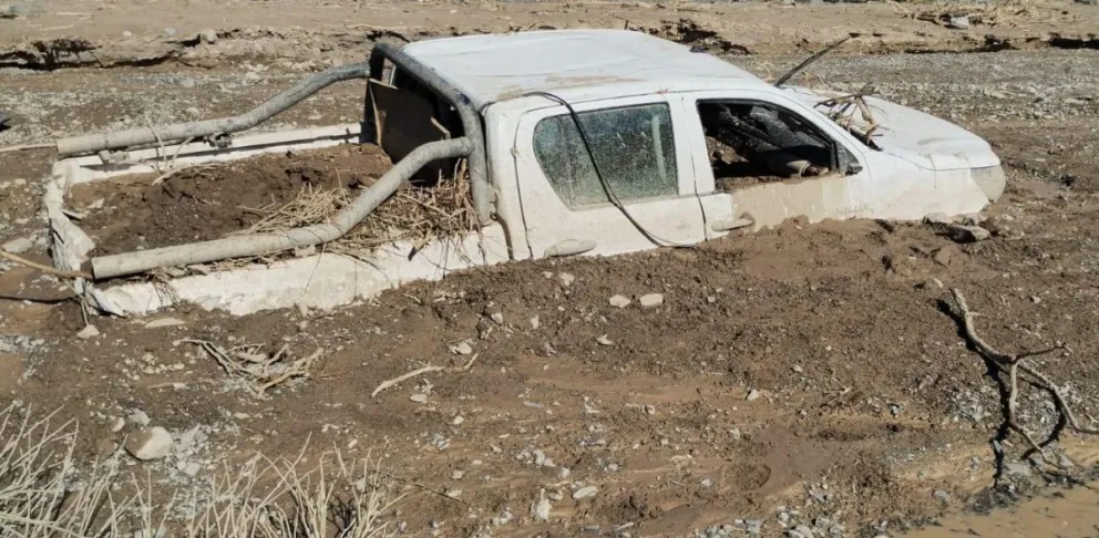 Así quedó la camioneta en la que viajaba el trabajador desaparecido y que fue arrastrado por la corriente en Calingasta 