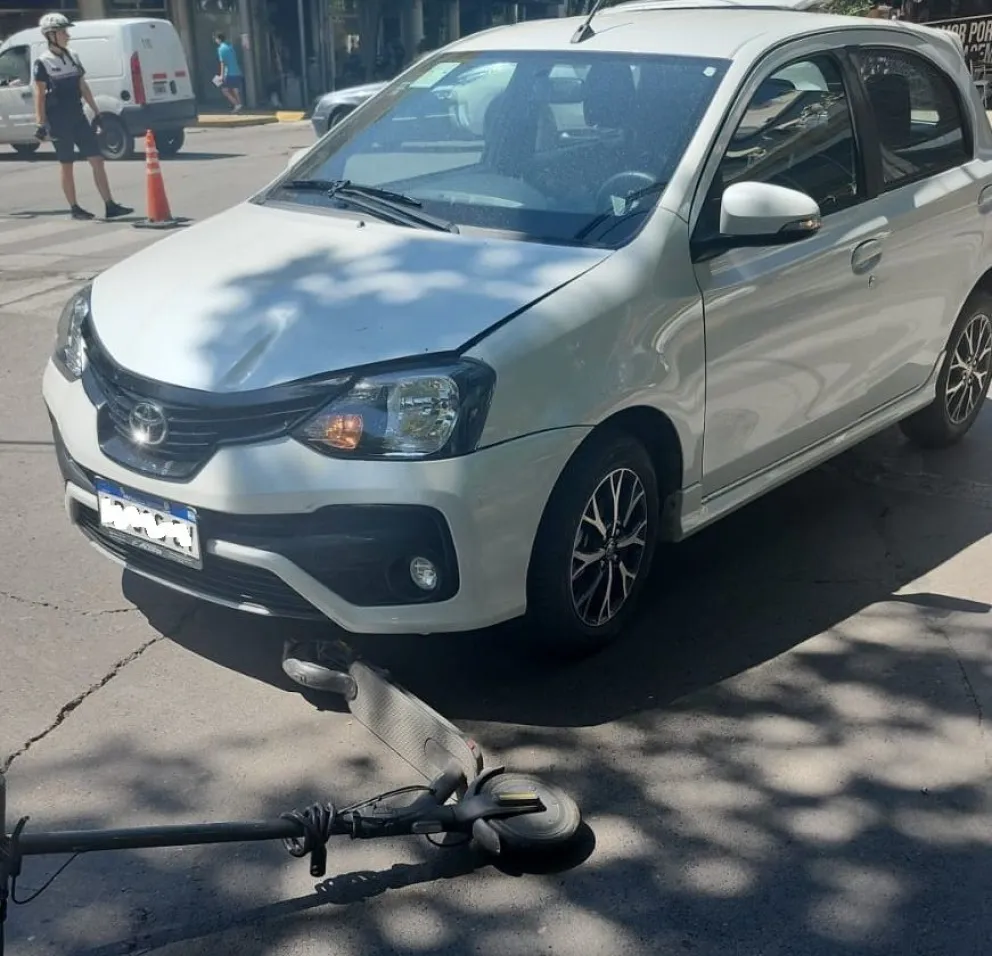 Fuerte choque entre un auto y un monopatín eléctrico en pleno centro sanjuanino