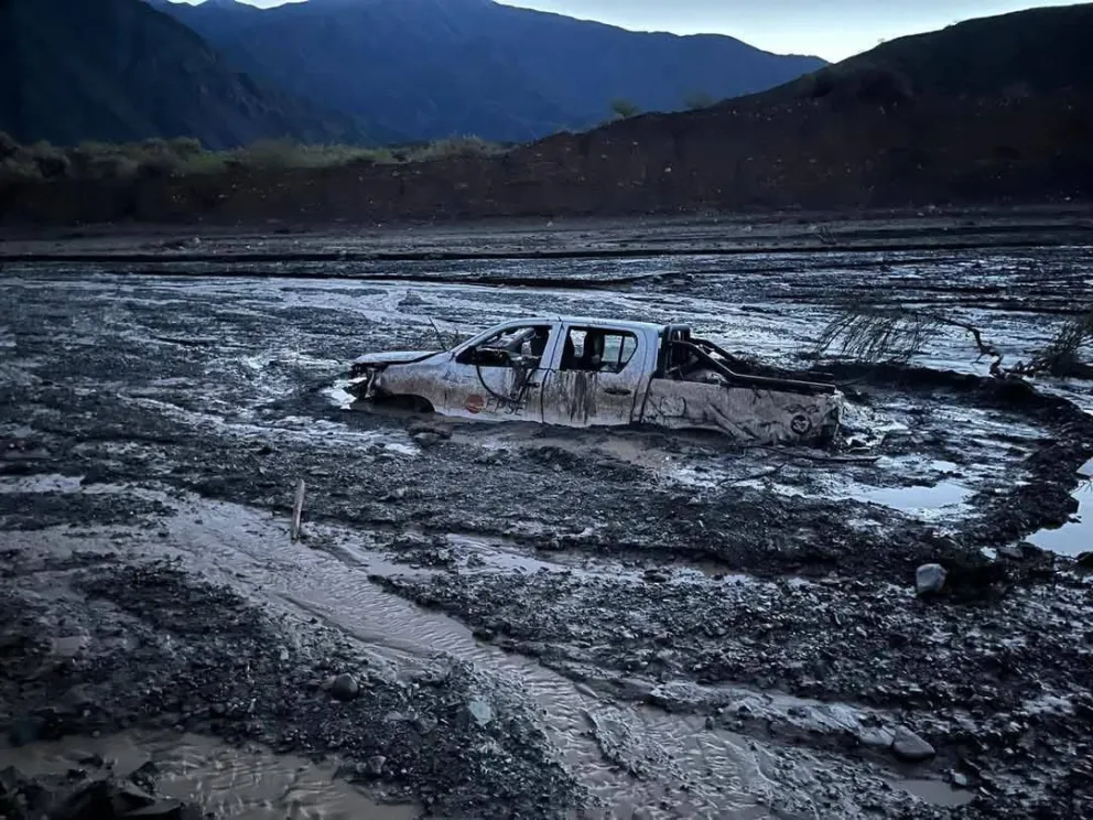 Tremenda. La fuerza de la creciente en la quebrada de El Palque, que arrastró la camioneta Hilux con los tres trabajadores adentro.