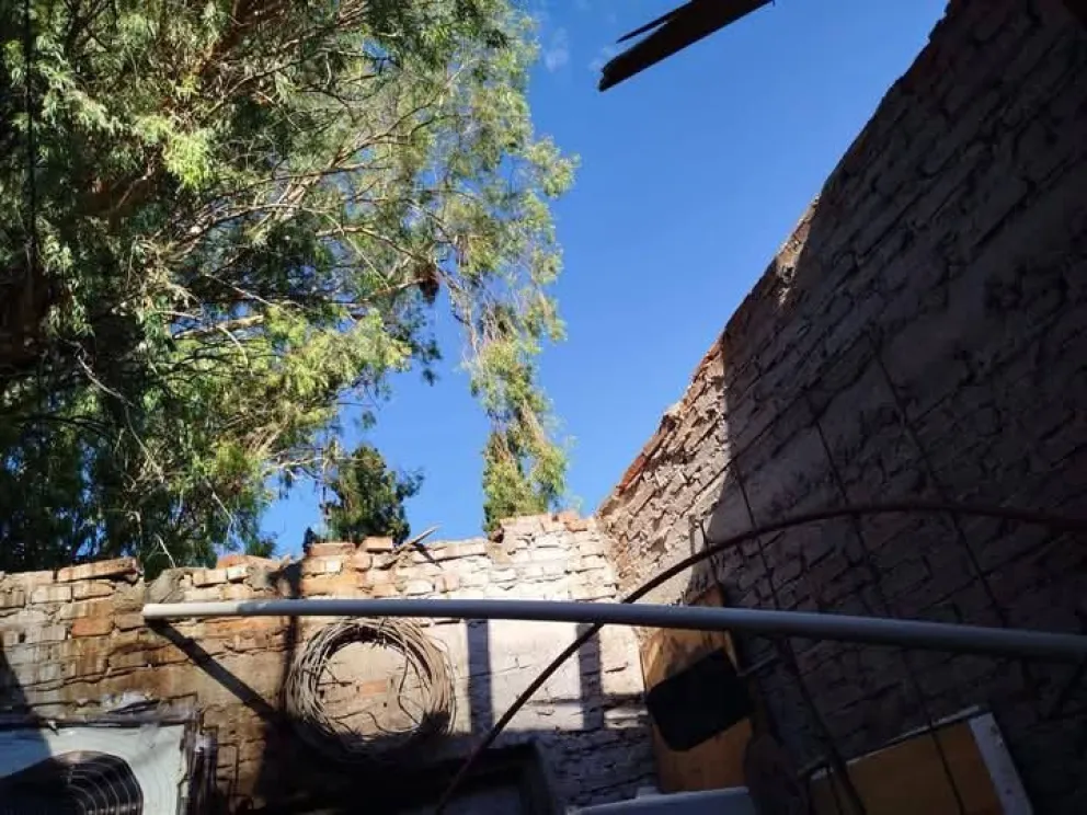 Arrasado. Resultó por el temporal, el techo de la sede del Tiro Federal en Caucete.