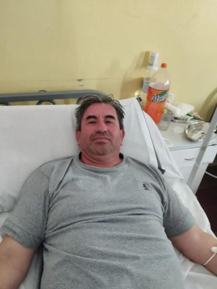 Sano y salvo. La primera imagen de Olivares, ya rescatado, siendo atendido en el Hospital de Calingasta.