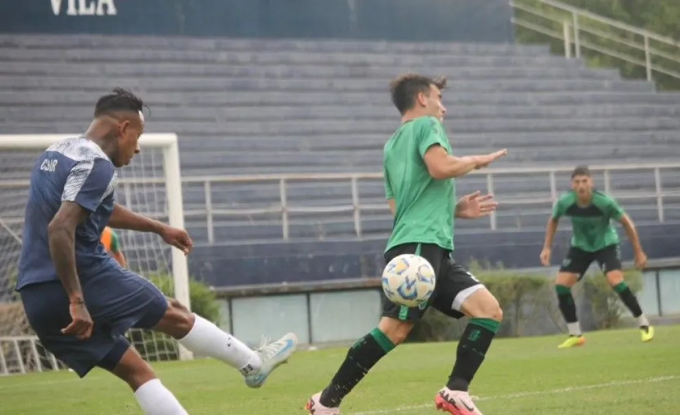Intento. Sebastián Villa, delantero de Independiente Rivadavia, busca lanzar un centro ante la marca de un jugador de San Martín.