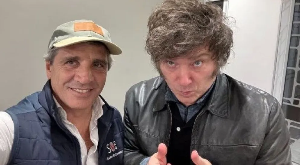 Juntos. El presidente, Javier Milei, acompañado por el ministro de Economía, Luis Caputo.