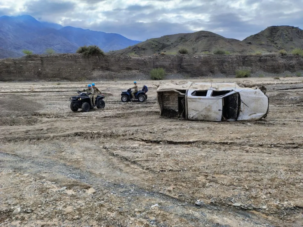 Destruida. Así quedó la camioneta 4x4 en la que se trasladaban los tres trabajadores. Integrantes del Grupo GERAS participaron del operativo rescate.