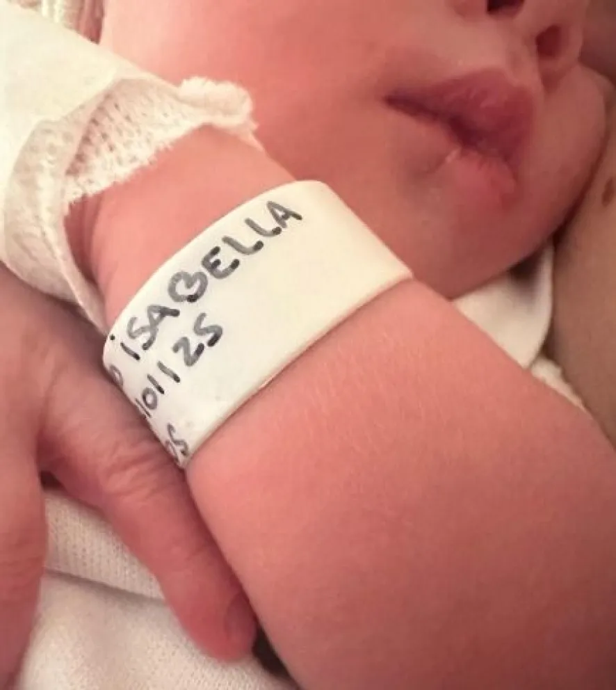 Julieta Nair Calvo y Andrés Rolando celebraron el nacimiento de su hija Isabella. 