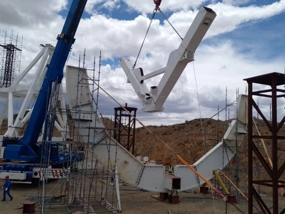 El Radiotelescopio Chino, en  la etapa final de su montaje. 