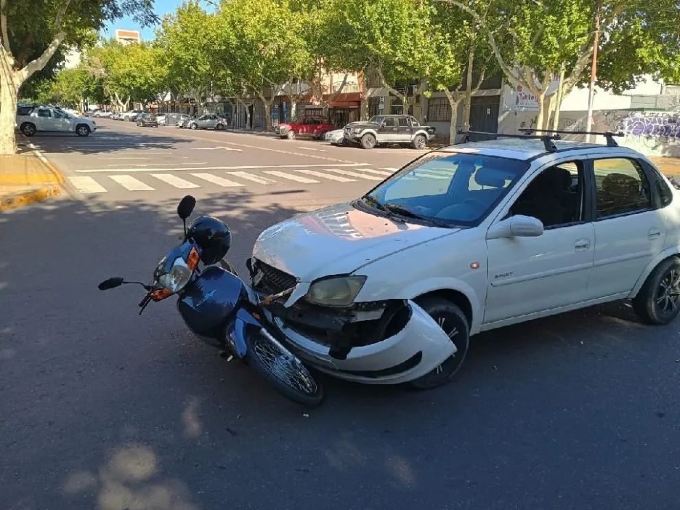 Fuerte choque entre un auto y una moto dejó a una joven con lesiones 