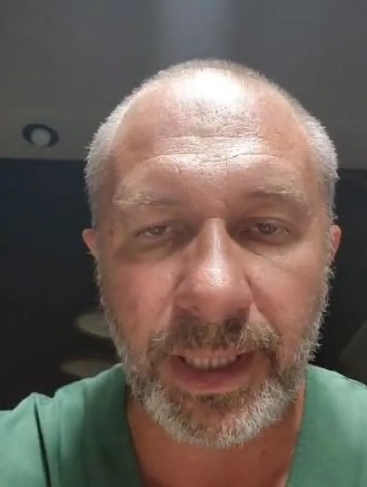 El empresario difundió un video contando la crítica situación de su padre de 84 años. 