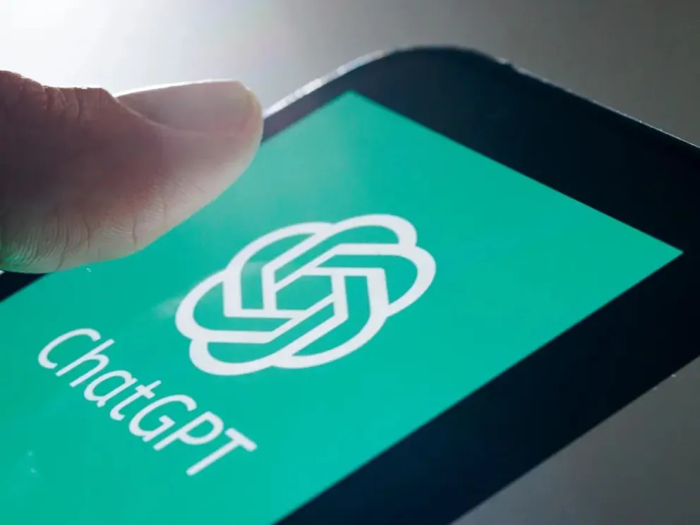 ChatGPT fuera de servicio tras ciberataque: Hackers se atribuyen el ataque y OpenAI investiga.