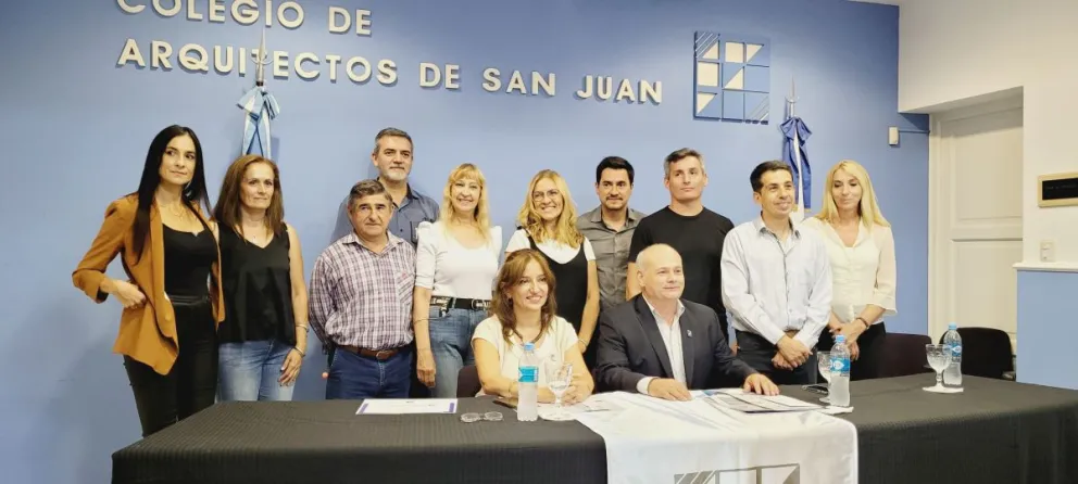 Mario Flumiani (al centro dela foto) es el actual presidente del Colegio de Arquitectos y no puede repetir mandato.