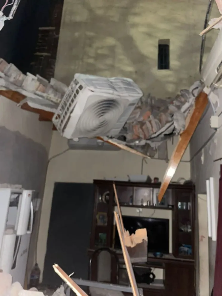 Drama en Capital: se derrumbó  el techo de un departamento y tres personas terminaron heridas.