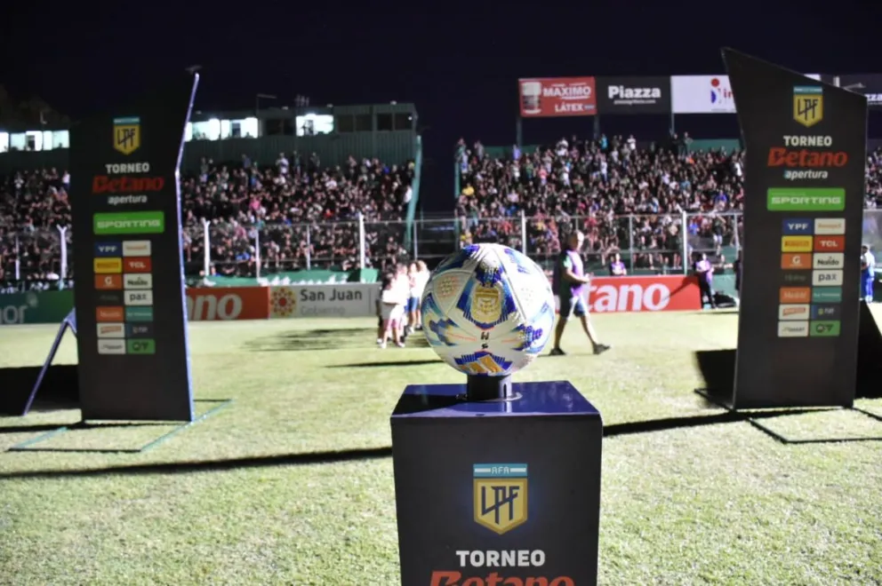El otro debut de local. El brasileño Roberval festeja su gol en el 2-1 sobre Tigre en 2011. 