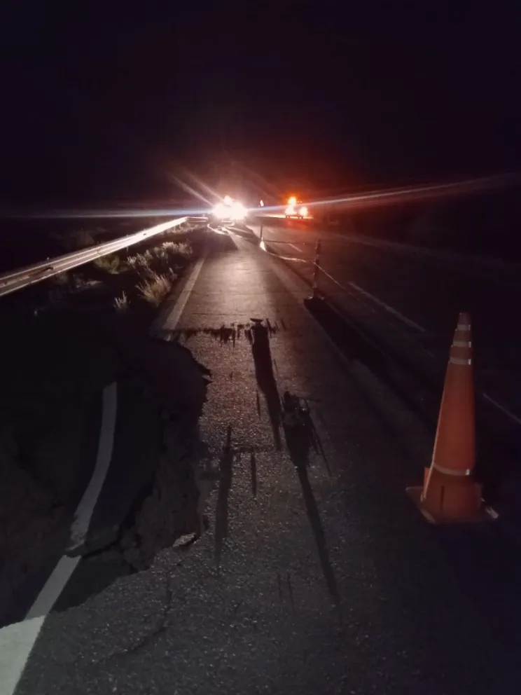 Autoridades de Vialidad Nacional informaron sobre un socavón en la Ruta 141. 