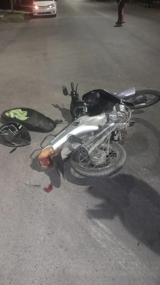Un auto chocó a un motociclista por querer adelantarlo. 