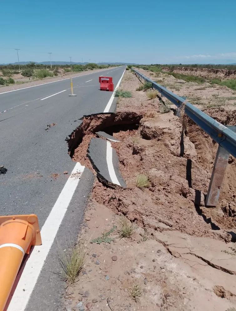 Imagen del pozo que se formó en Ruta Nacional 141. 