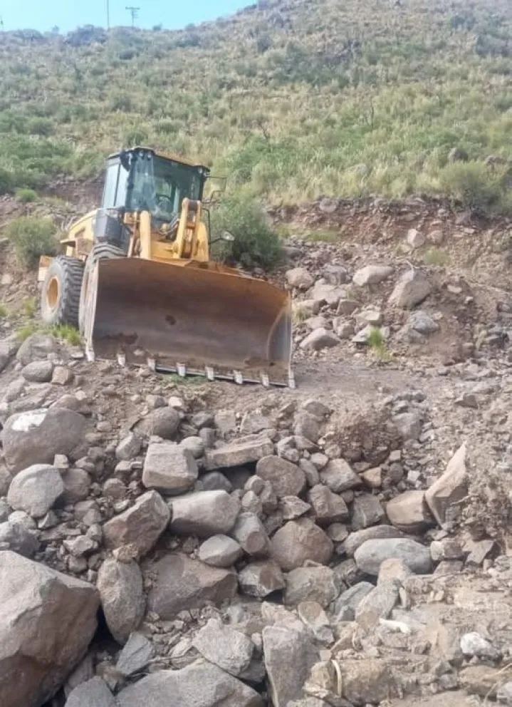 Tuvieron que llevar máquinas para despegar el camino. 