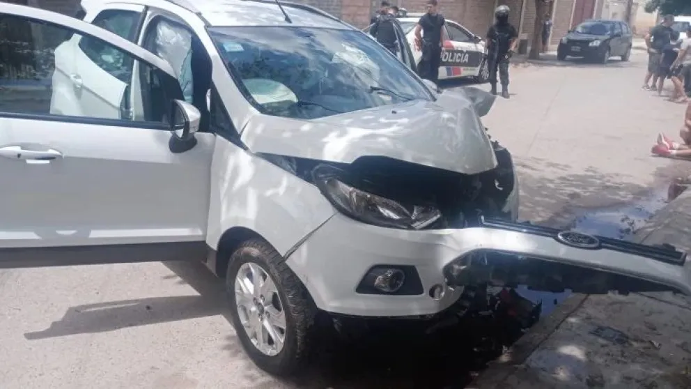 Un empleado de una playa de estacionamiento sacó una camioneta y al huir chocó contra un árbol