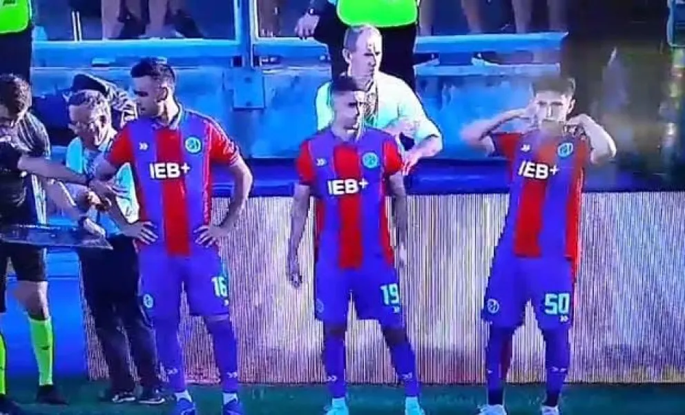 Ladstatter a punto de ingresar al campo de juego.