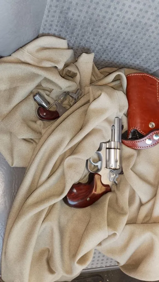 El dueño de un trozadero persiguió a tiros a dos ladrones que intentaron robarle. 