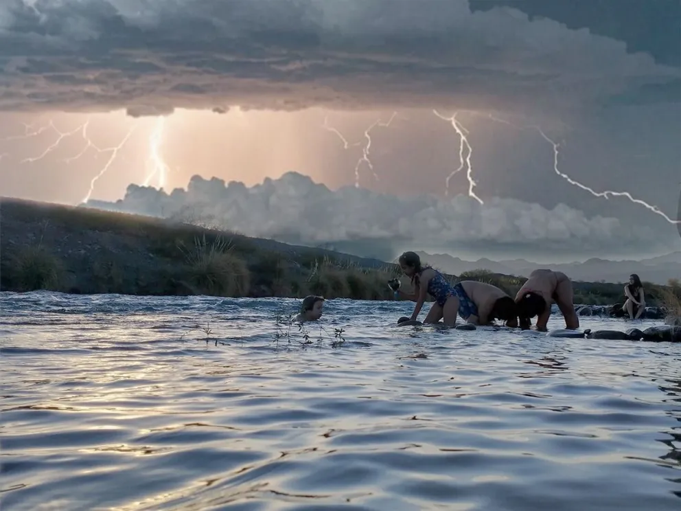 Un especialista sanjuanino  enumeró los cuidados a tener durante una tormenta eléctrica en verano.