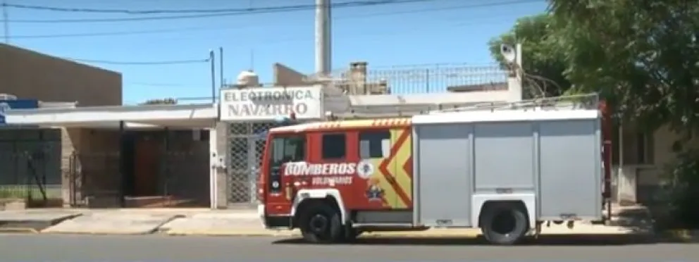 Por el fuego debieron a evacuar viviendas cercanas. El mismo se produjo en un local ubicado sobre Avenida Córdoba, Capital.  