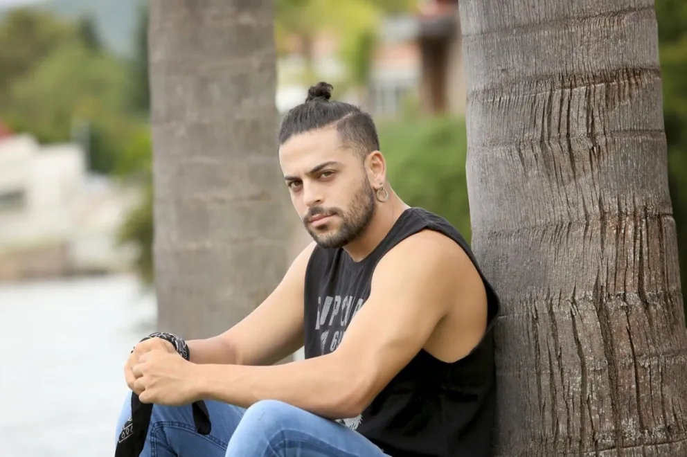 Una moto chocó al bailarín Facundo Mazzei y está siendo evaluado por los médicos.