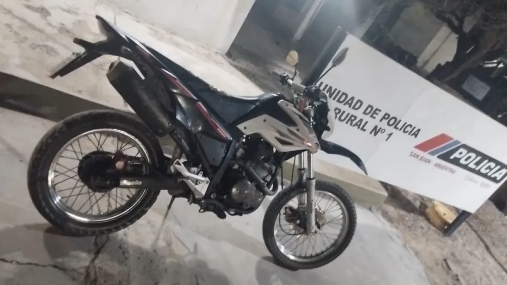 Detuvieron a dos hombres que circulaban a bordo de una moto robada