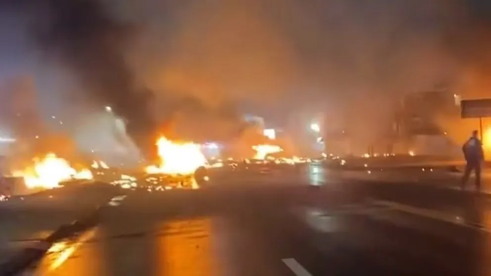 Un avión médico se desplomó en Filadelfia: según los reportes llevaba seis pasajeros, entre ellos un menor