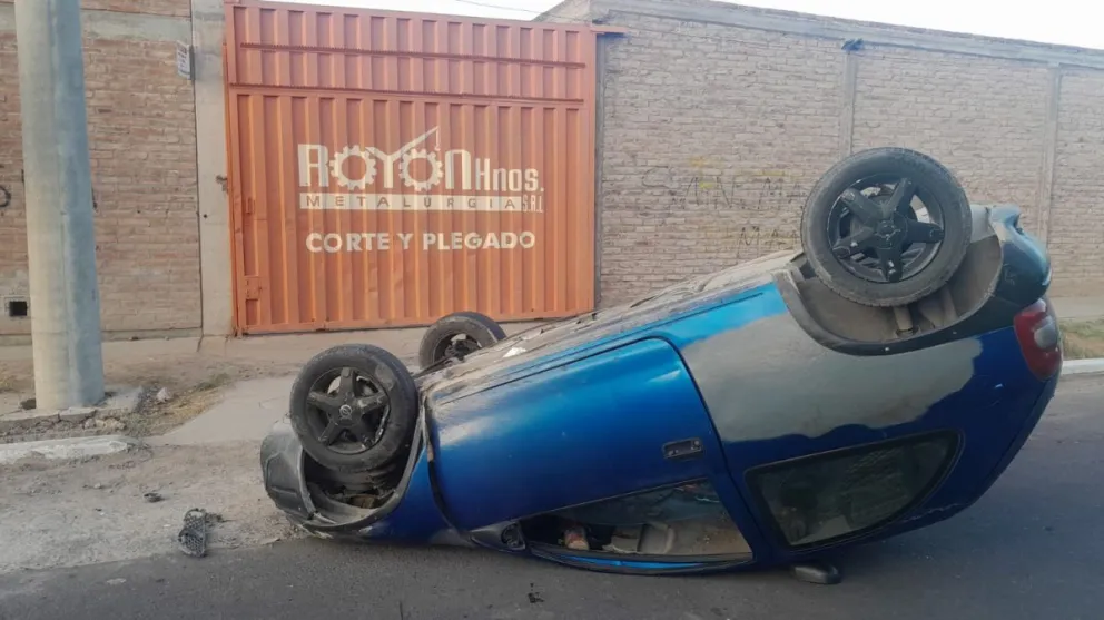Perdió el control de su auto, volcó en Santa Lucía y fue hospitalizado