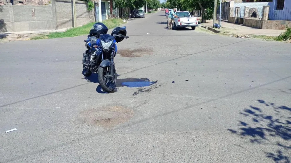 Un motociclista sufrió una fractura tras chocar con una camioneta en Rawson
