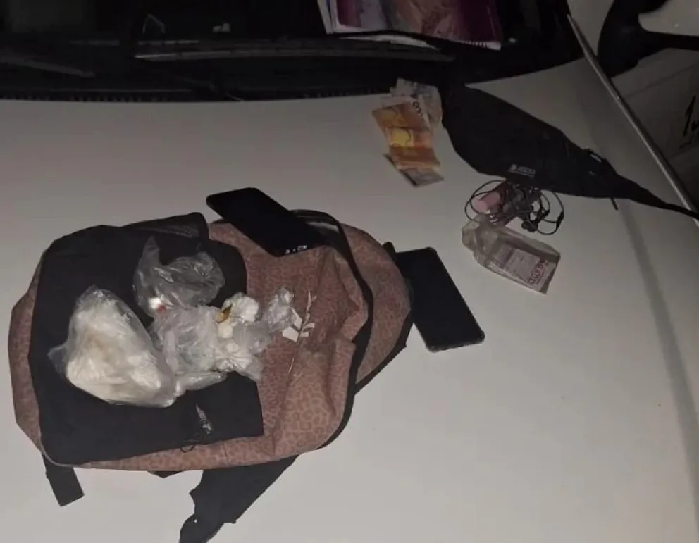 Detuvieron a una mujer con casi 300 gramos de cocaína en un remis.