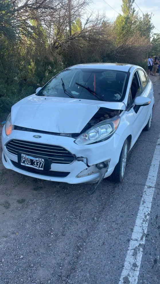 Una policía embistió a una camioneta en medio del tráfico por carnaval. 
