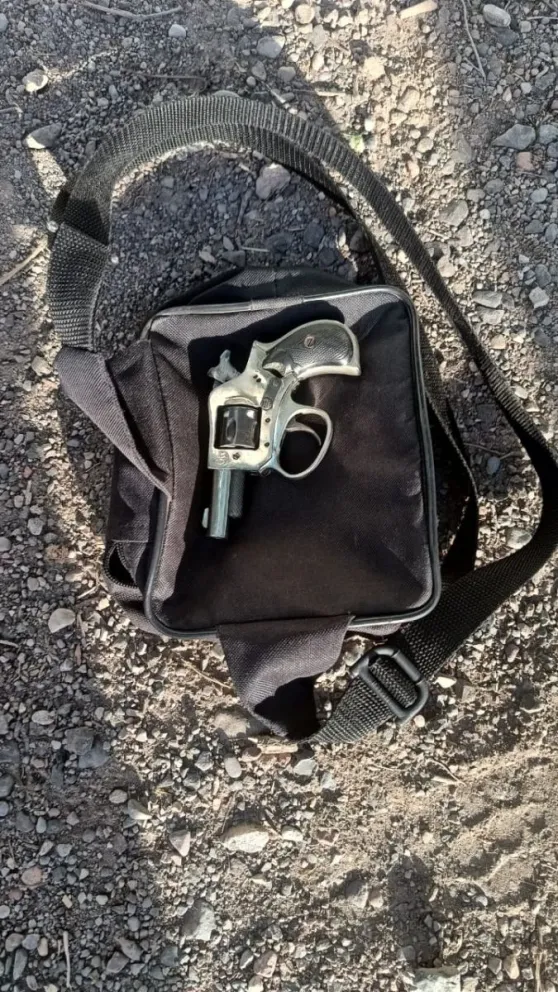 Detuvieron a tres personas que iban con un arma, entre ellos un menor.
