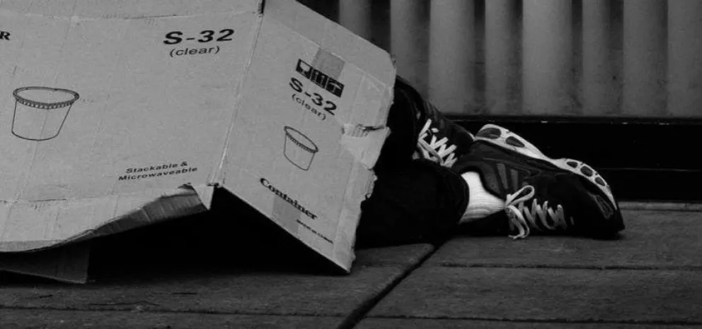 Recataron a un adolescente que dormía en la calle y tenía delgadez extrema.